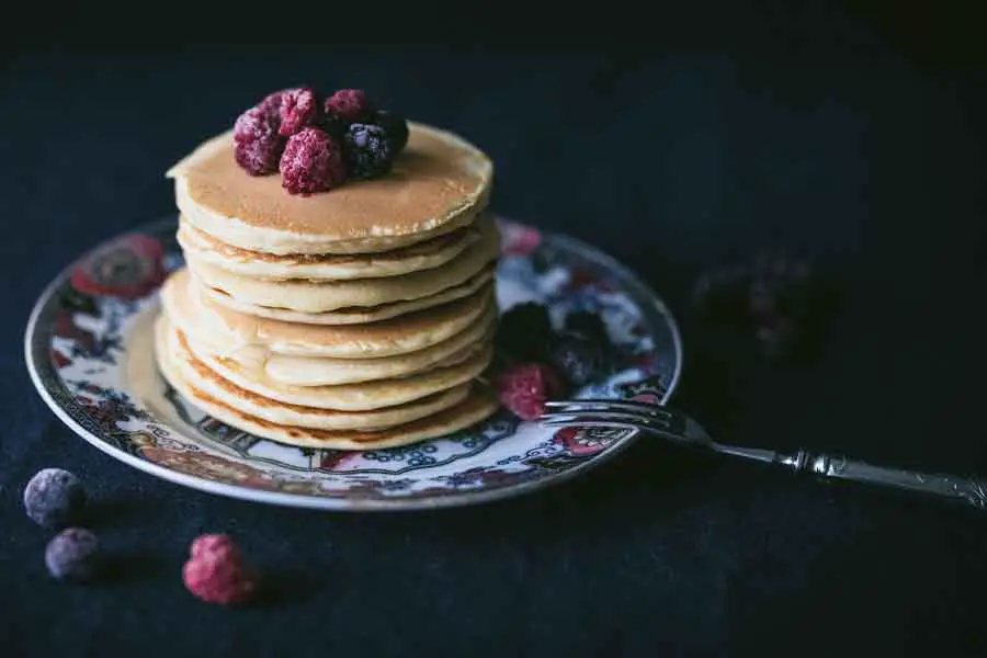 Pancakes ohne Zucker mit Früchten garniert 