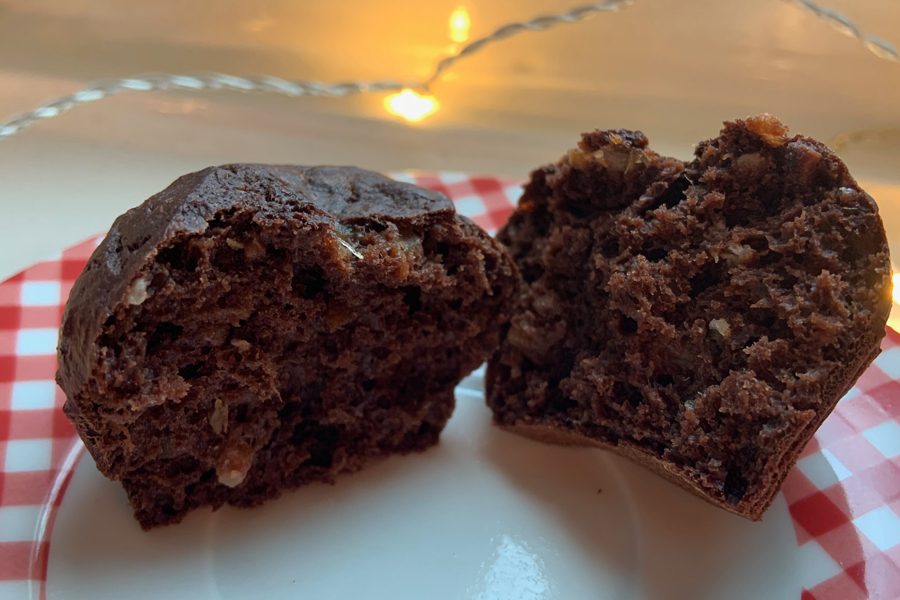 Selbstgemacht Schoko Muffins ohne Zucker in zwei Hälften geteilt