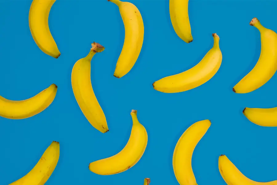 Bananen gesund auf blauem Hintergrund
