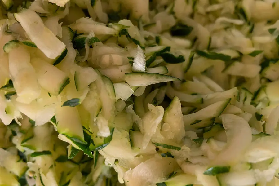 Fein geraspelte Zucchini für herzhafte Gemüsewaffeln