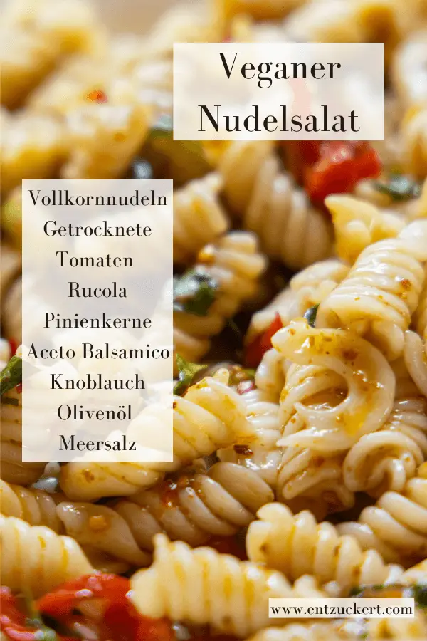 Veganer Nudelsalat Rezept mit getrockneten Tomaten, Pinienkernen und Rucola | ENTZUCKERT